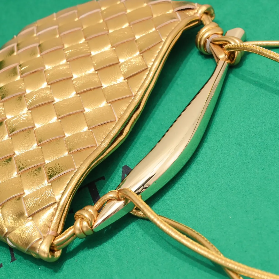 Batch of 1260 BV Mini Sardine is coming‼ ️Super high-end, stainless steel hardware + 24k real gold plating process, fish scales (concave and convex positions) are the finishing touch, the sardine bag that can be carried cross-body is completely beautiful to the heart. The metal element handle and weaving are perfectly combined to completely integrate the artistic sense and elegance and fashion. It is really like a work of art🏺The large size is elegant, the small size is exquisite and cute, a must-have item for fashionistas, and the details are perfectly reproduced. Style number: 6680# Size 20*12*2.5